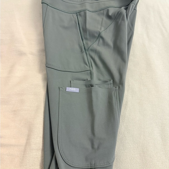 FIGS Olive Technical Collection Top - Picture 8 of 11